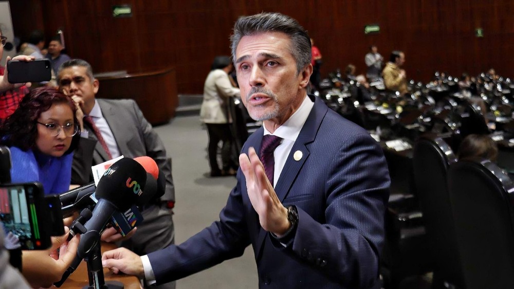 Sergio Mayer olvida nombre de la universidad donde estudió
