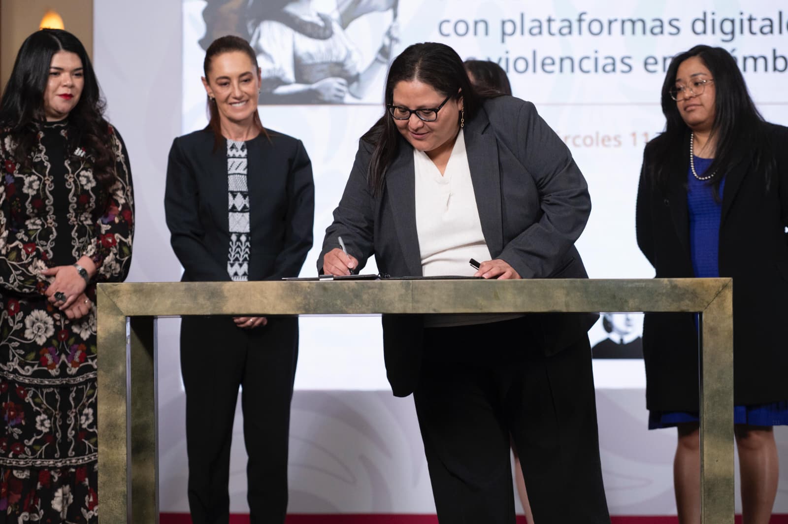 Sheinbaum firma acuerdo con Google, Meta y TikTok