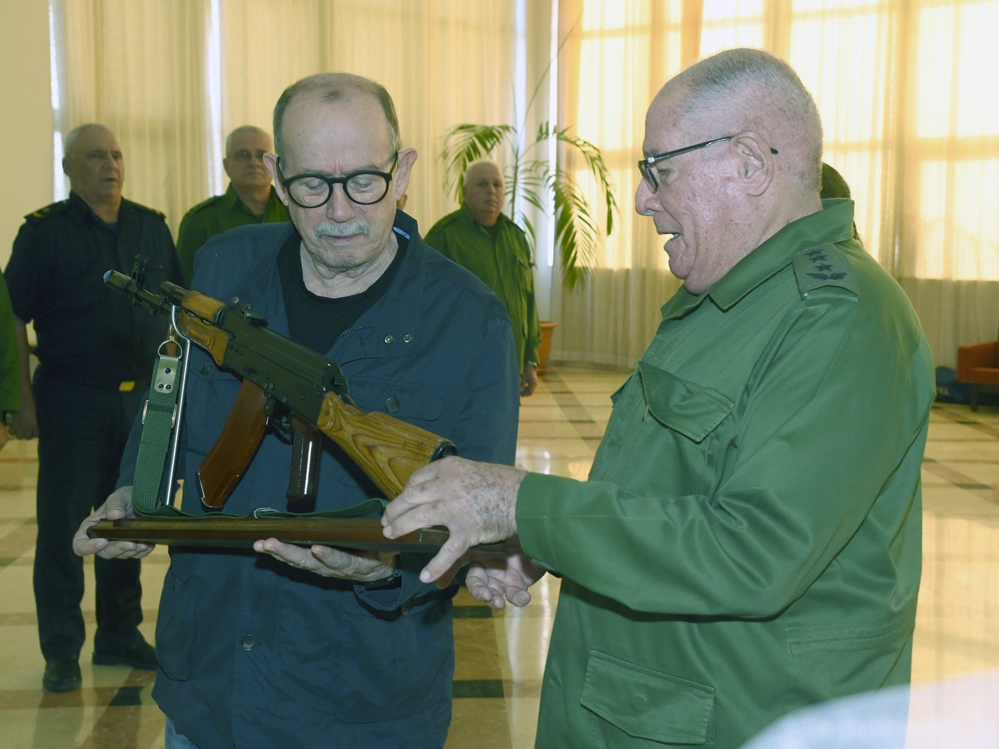 Silvio Rodríguez fusil