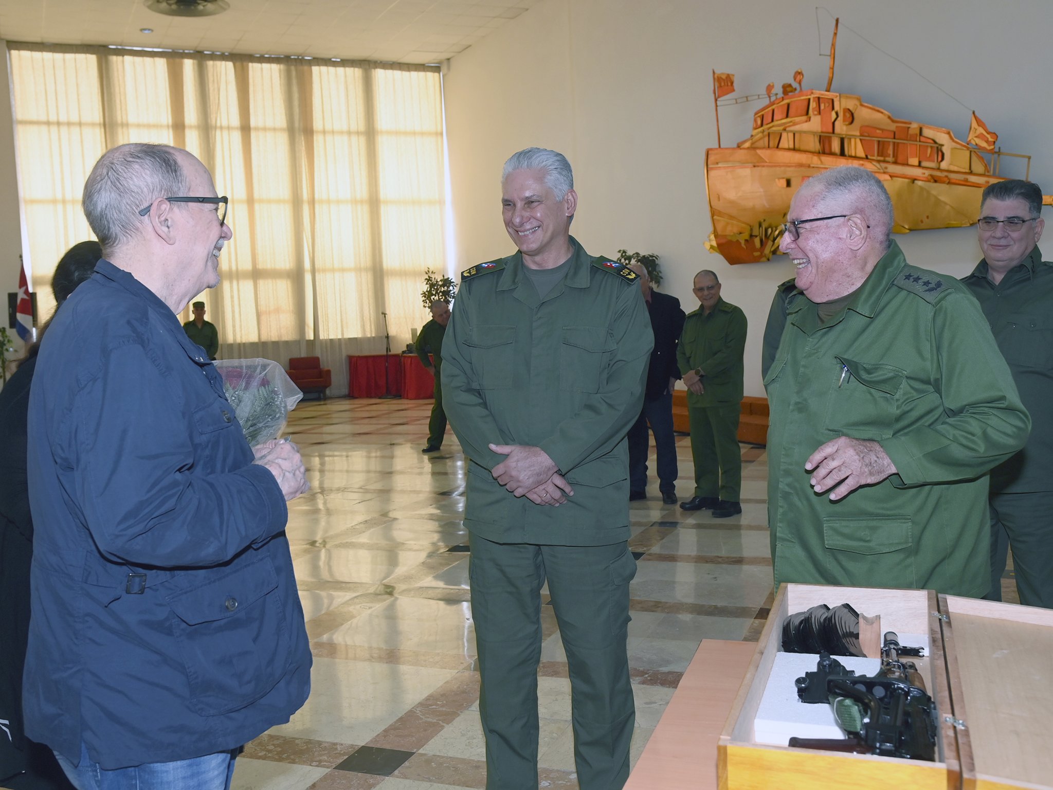 Silvio Rodríguez recibe fusil