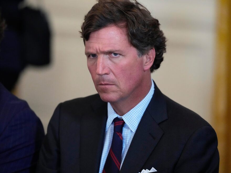 Tucker Carlson acusa persecución 