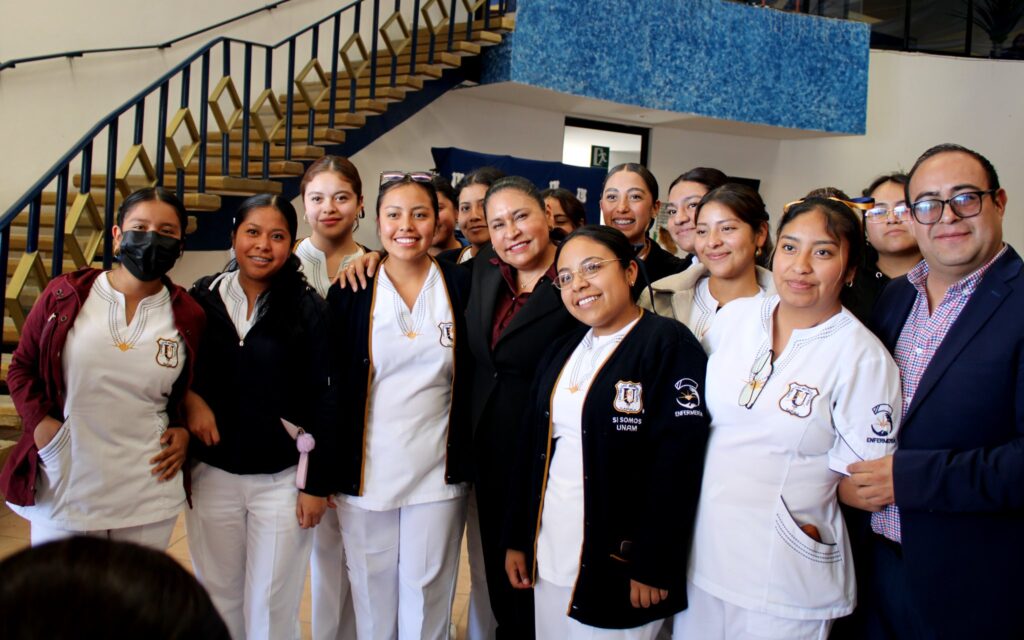 Ana Lilia Rivera con estudiantes