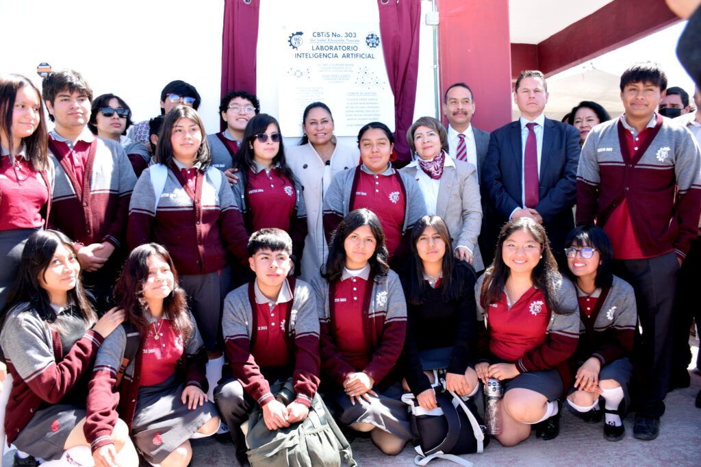Ana Lilia Rivera con estudiantes prepa