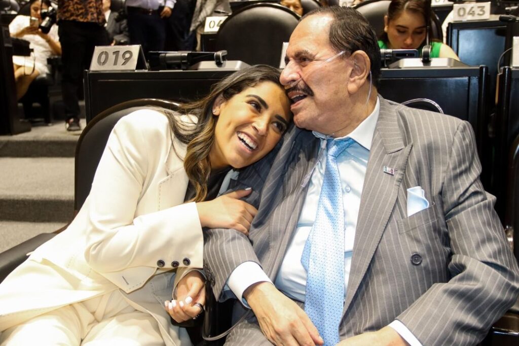 María Teresa Ealy y su padre