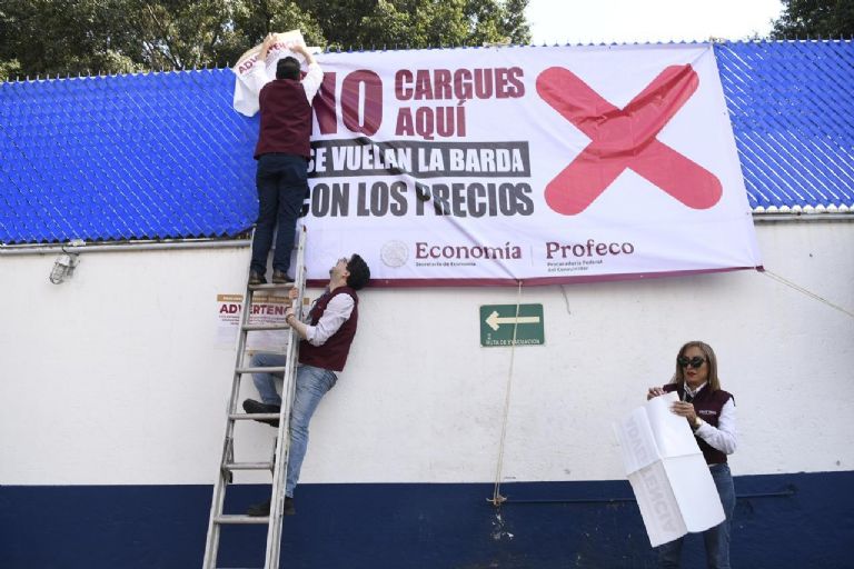 Profeco coloca lonas