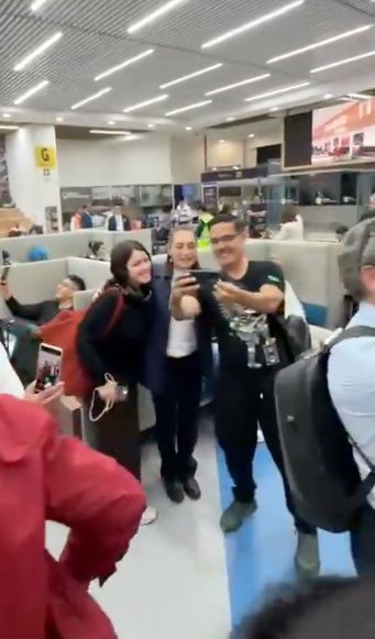 Reciben a Sheinbaum en el aeropuerto de Madrid