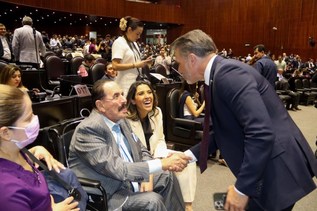 Sergio Mayer saluda a Francisco Ealy