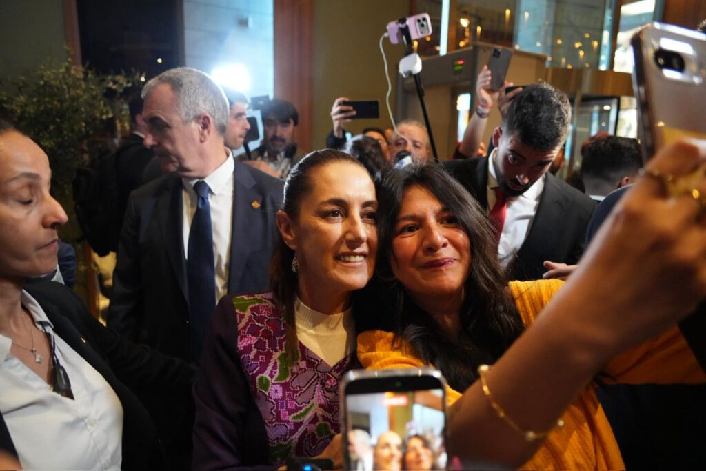 Sheinbaum selfie Barcelona