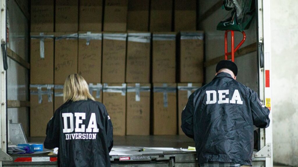 Agentes de la DEA cargamento