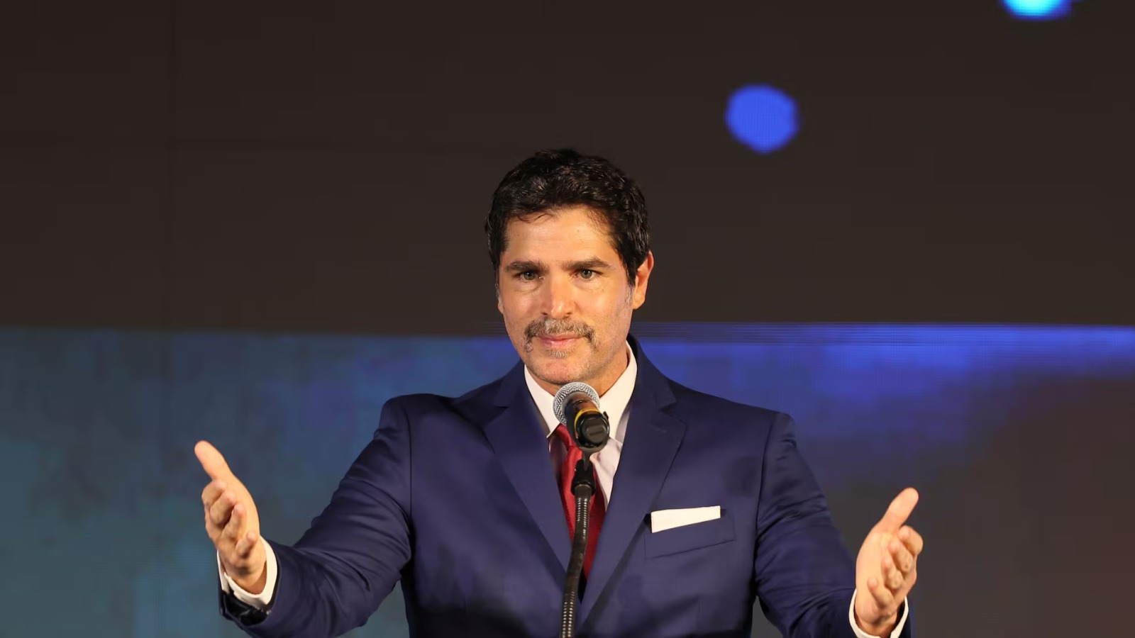 Eduardo Verástegui llama peor presidente de la historia a AMLO