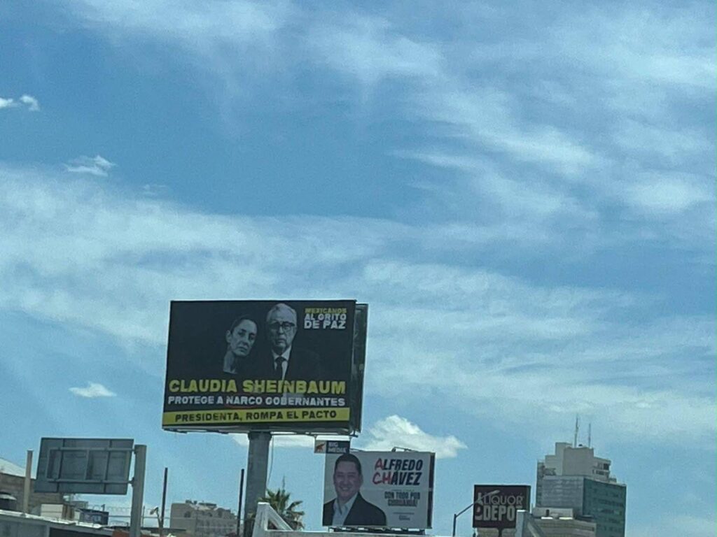 espectaculares contra Morena