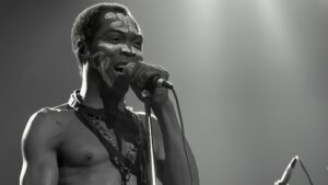 Zombie, es una feroz crítica al ejército nigeriano, al que Kuti compara con zombis autómatas que obedecen órdenes ciegas de regímenes opresores sin cuestionar ni pensar.