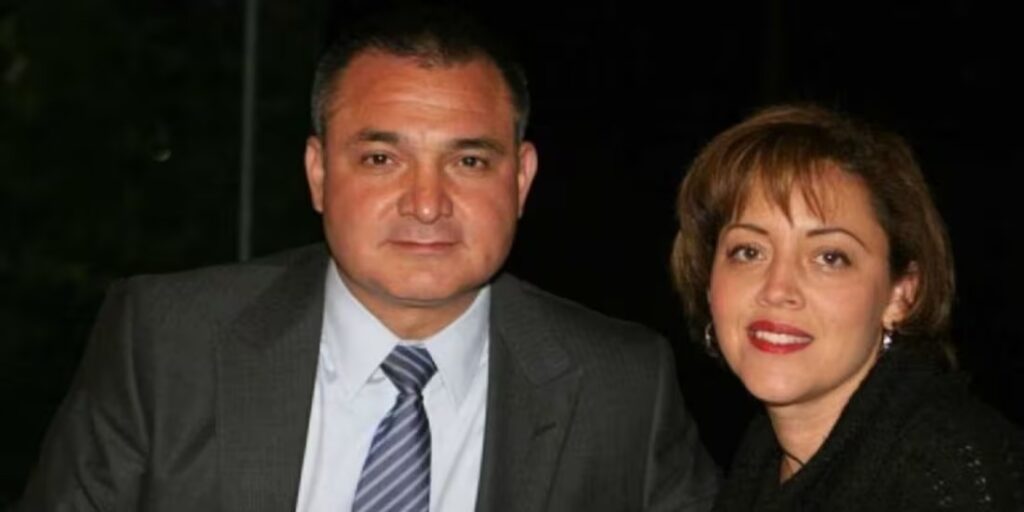 García Luna y esposa