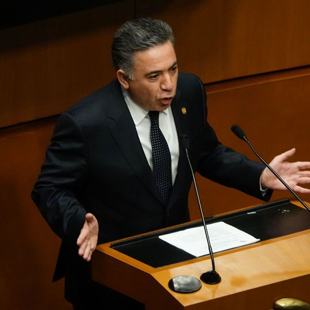 Inzunza pide licencia al Senado por "embestida mediática"