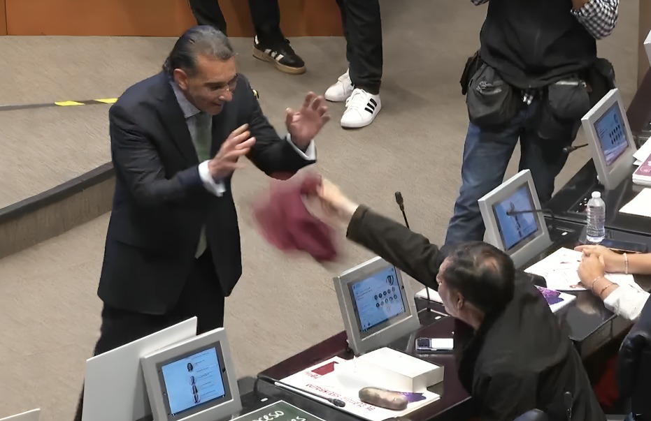 Melgar increpa a Noroña en el Senado; le pide que use playera de apoyo a Rocha