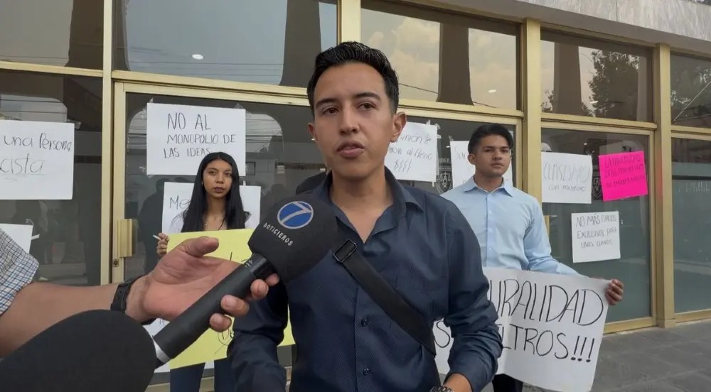 Protestas contra Denise Dresser 