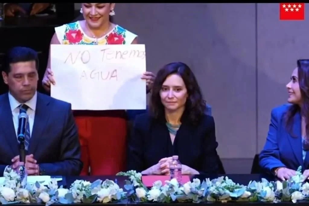 Regidora interrumpe ceremonia de Díaz Ayuso