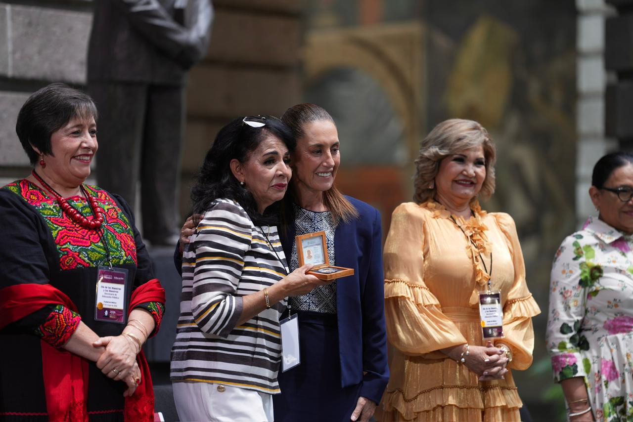 Sheinbaum anuncia aumento salarial del 9% para maestras y maestros de México