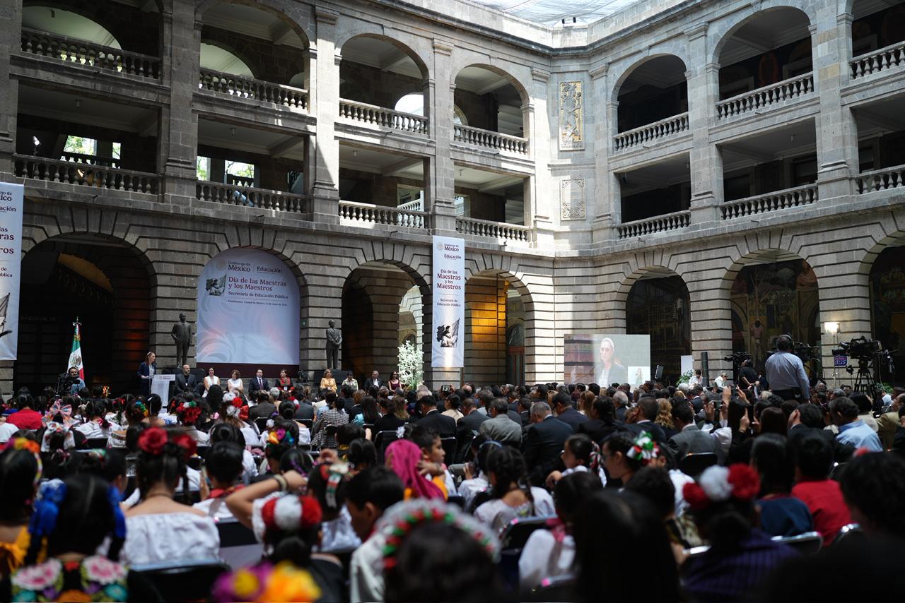 Sheinbaum anuncia aumento salarial del 9% para maestras y maestros de México