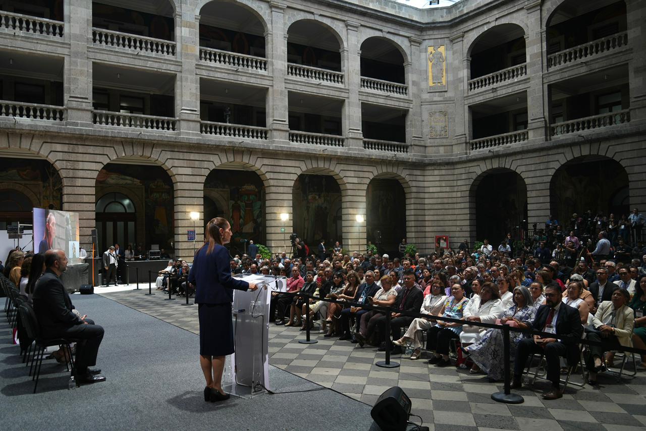 Sheinbaum anuncia aumento salarial del 9% para maestras y maestros de México