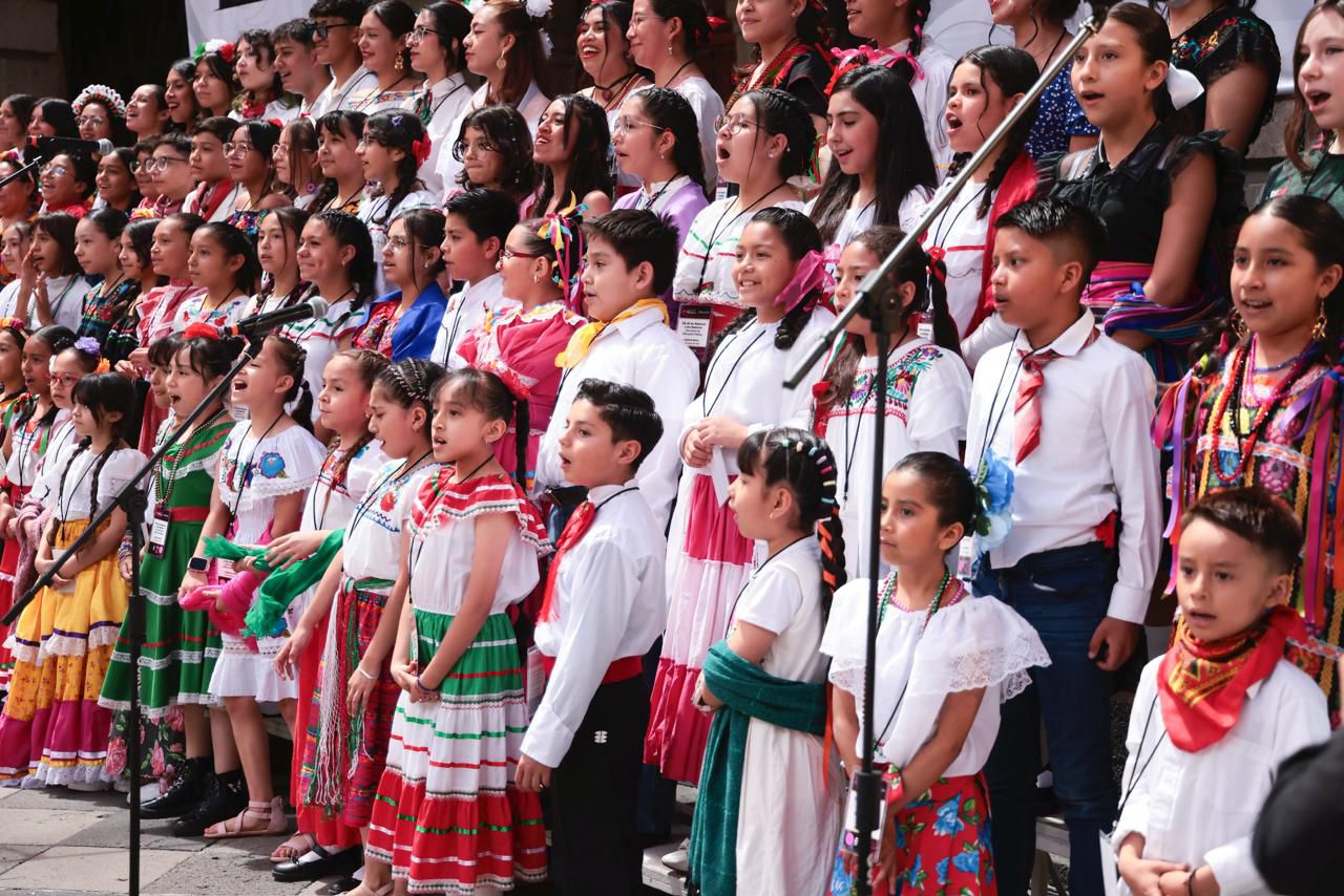 Sheinbaum anuncia aumento salarial del 9% para maestras y maestros de México