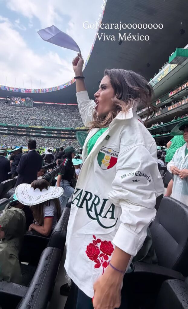 Alessandra Rojo pañuelo
