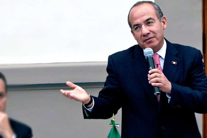 Calderón critica división desde España