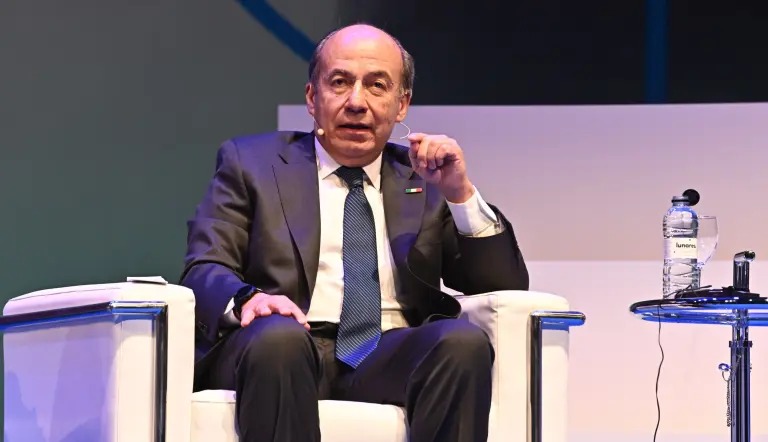 Calderón critica populismo desde España