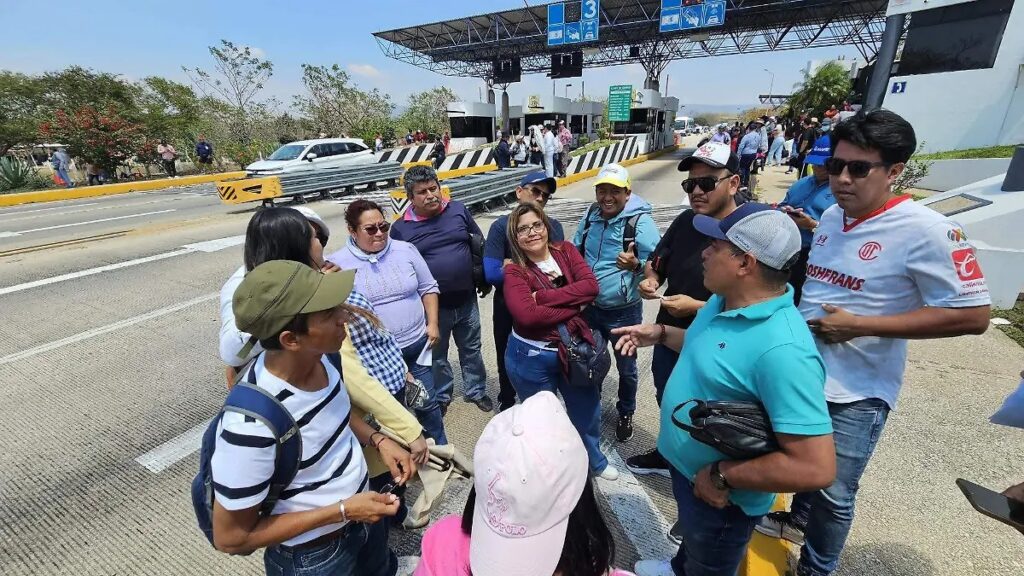CNTE bloqueo casetas
