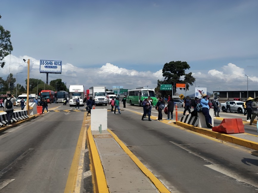 CNTE toma casetas