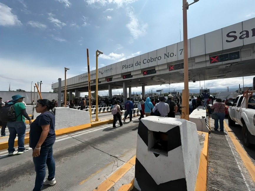 CNTE toma casetas