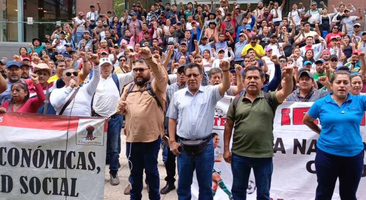 Integrantes de la CNTE levantan su plantón tras anunciar un receso en la huelga.