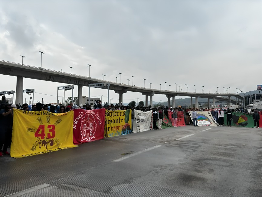 CNTE eleva presión y marcha hacia el Azteca; normalistas toman caseta de Tlalpan