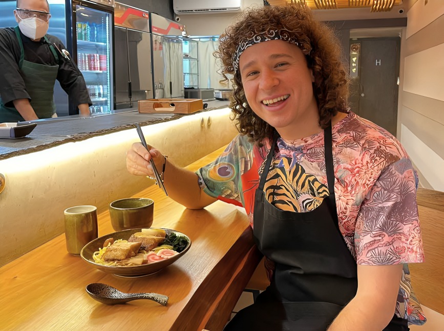 ¿Cuánto cuesta comer en restaurantes de Luisito Comunica?