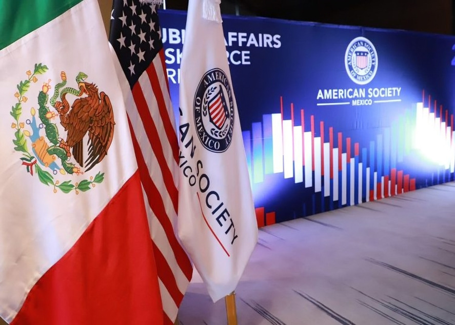 Embajador Ronald Johnson asiste a evento de AMSOC