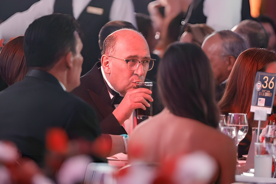 Embajador Ronald Johnson asiste a evento de AMSOC