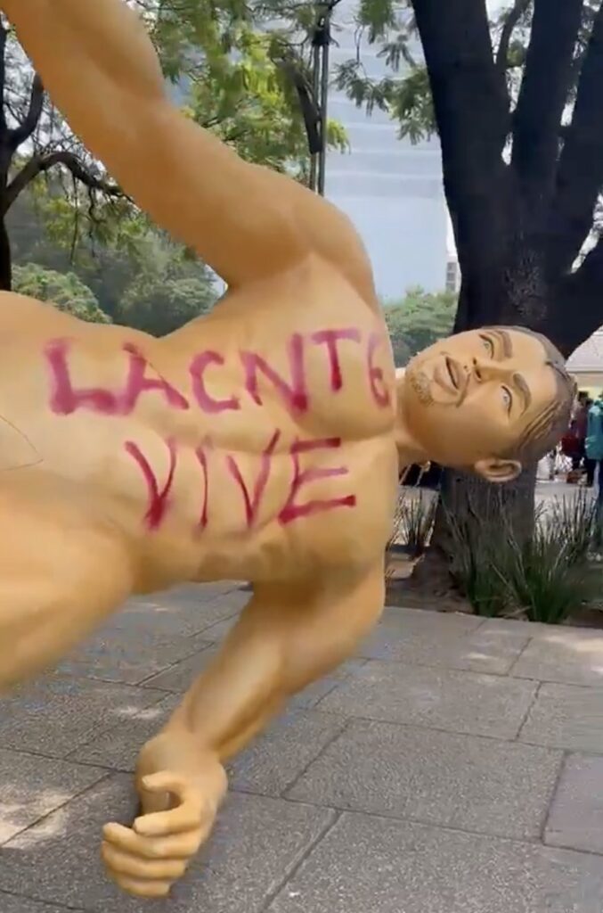 CNTE derriba estatuas