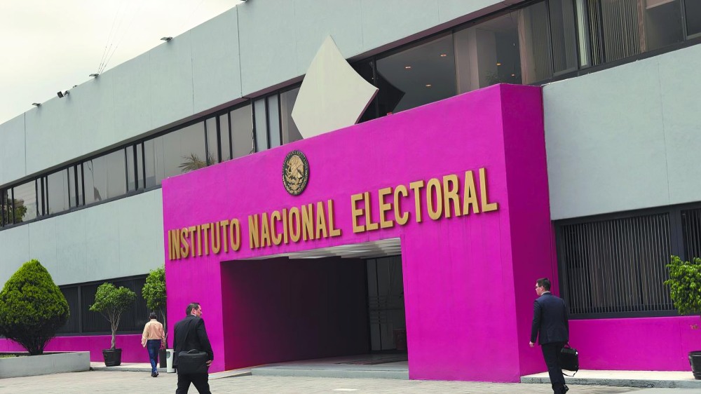 INE presenta nueva modelo de credencial