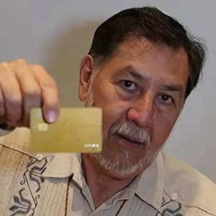 Noroña presume su visa dorada