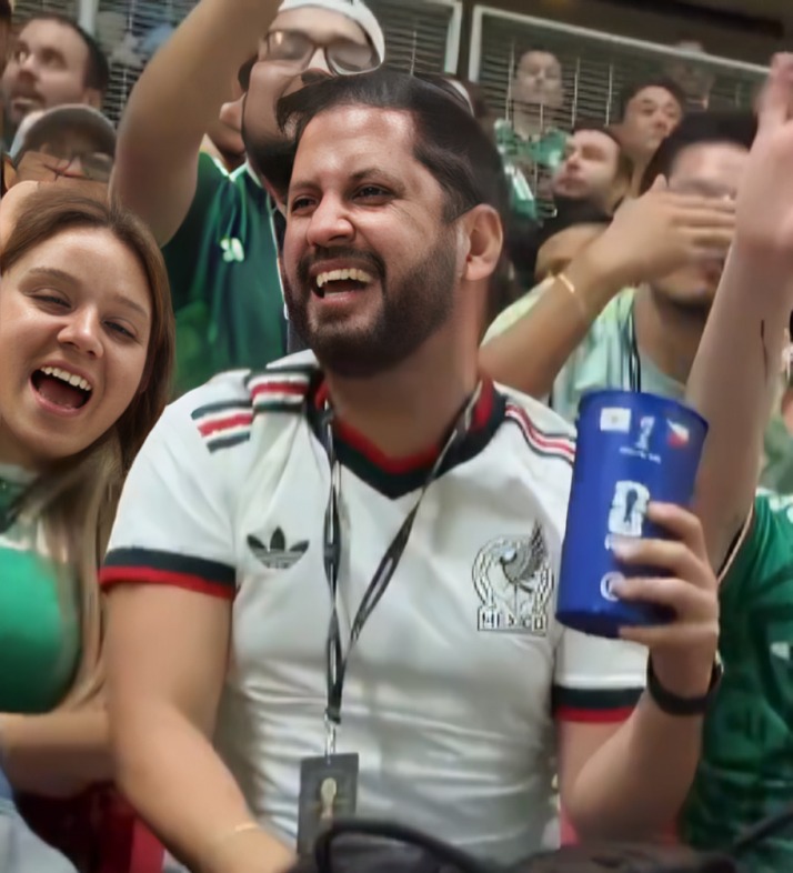 Redes identifican a sujeto que hizo gesto racista a aficionada coreana
