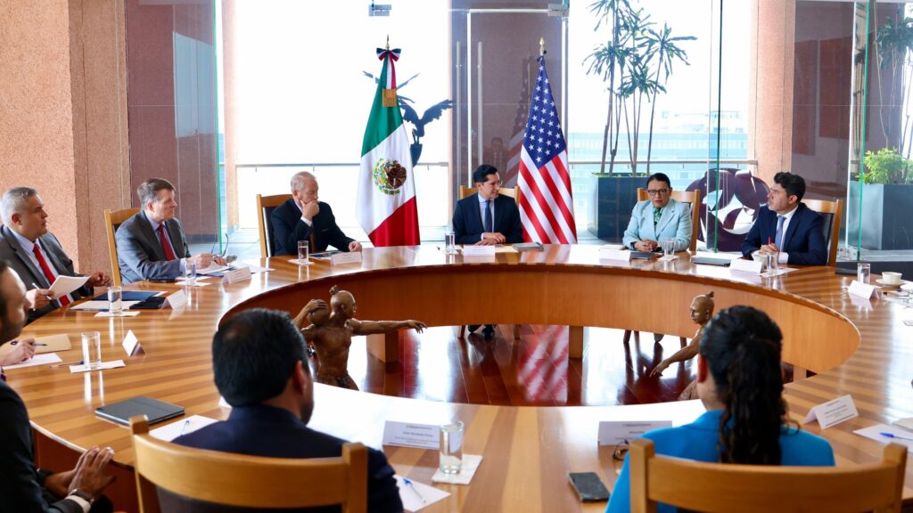 reunión embajador de EU