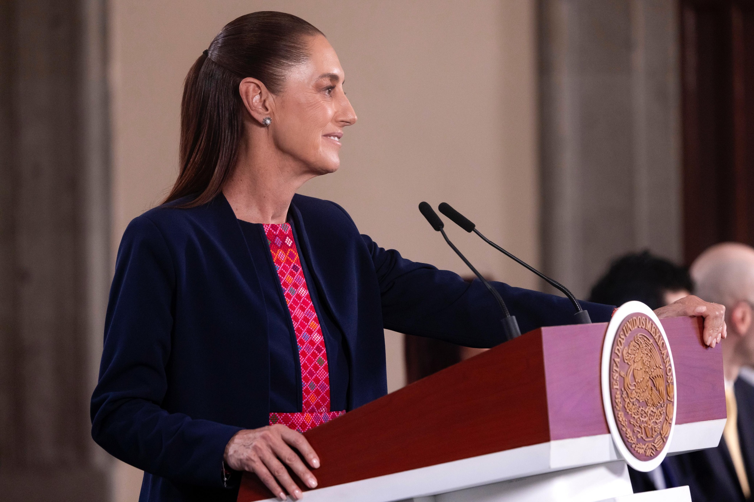Sheinbaum tunde a Calderón y a Fox 