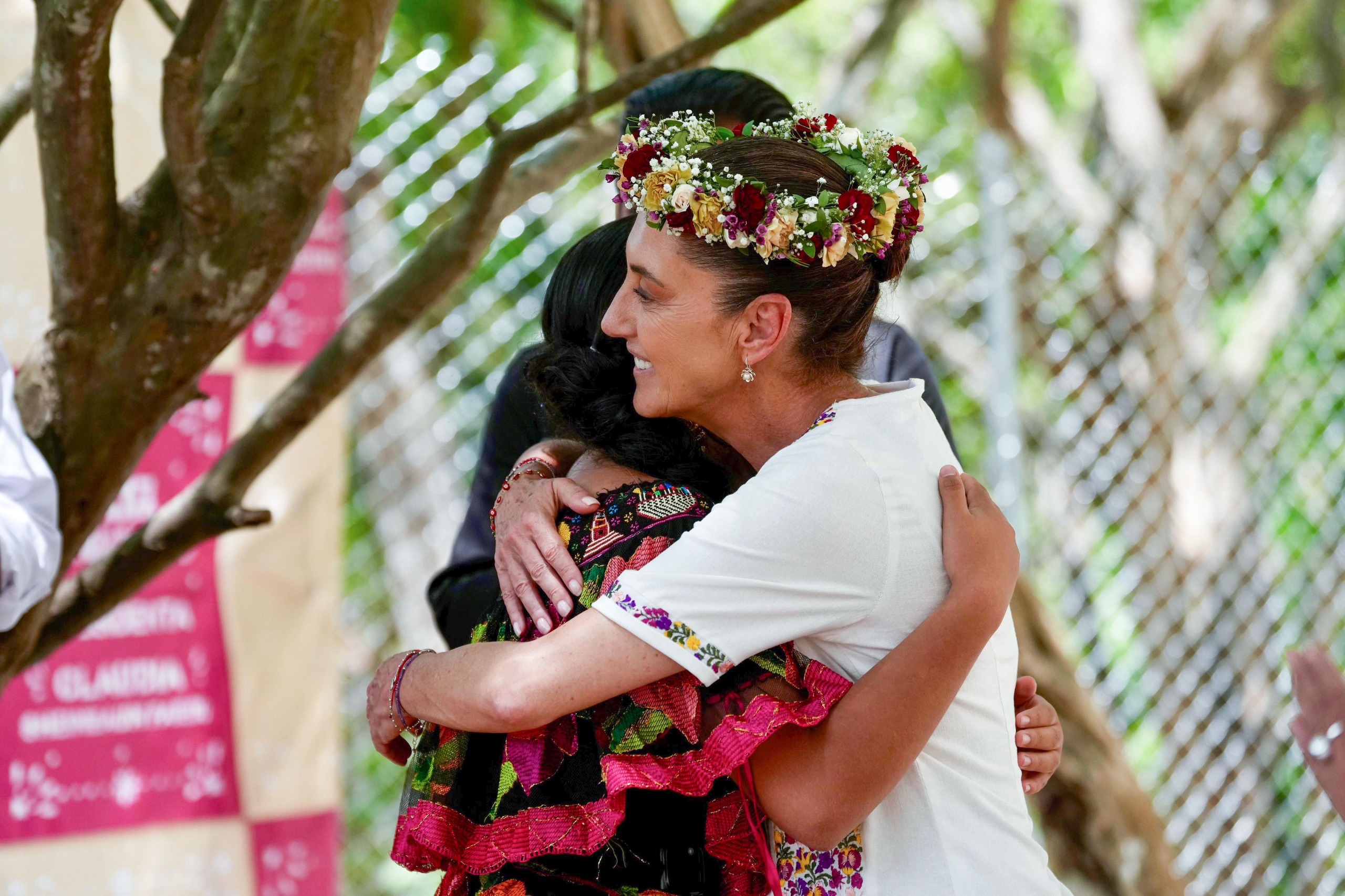 Claudia Sheinbaum entrega viviendas en Chiapas durante un acto oficial del programa nacional de vivienda.