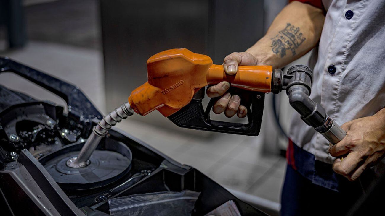 Trump ordena investigar por qué gasolina no baja de precio