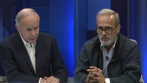 Israel Vallarta tira dinero a Ciro Gómez en entrevista en radio fórmula.
