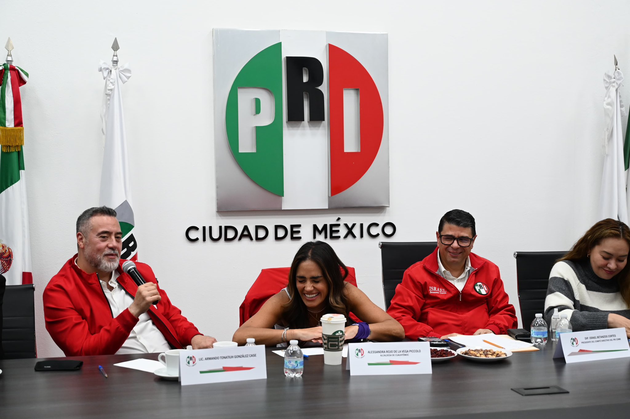La alcaldesa de Cuauhtémoc posa junto a militantes del PRI durante un encuentro político.