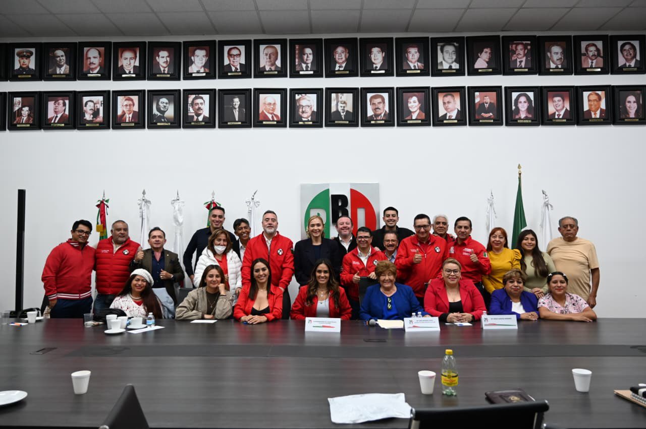 Alessandra Rojo de la Vega durante una reunión con integrantes del PRI que generó críticas en redes sociales.