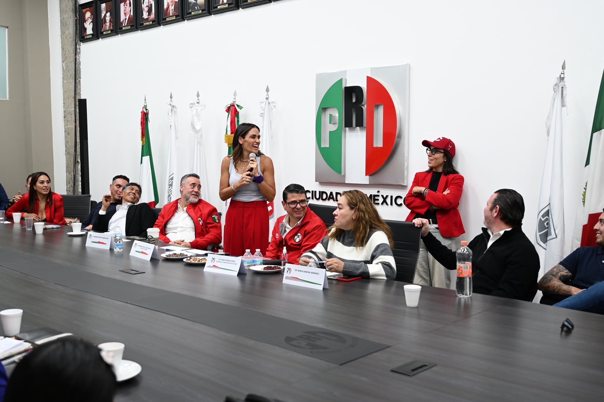 Fotografías de Alessandra Rojo con integrantes del PRI provocan cuestionamientos sobre su postura apartidista.