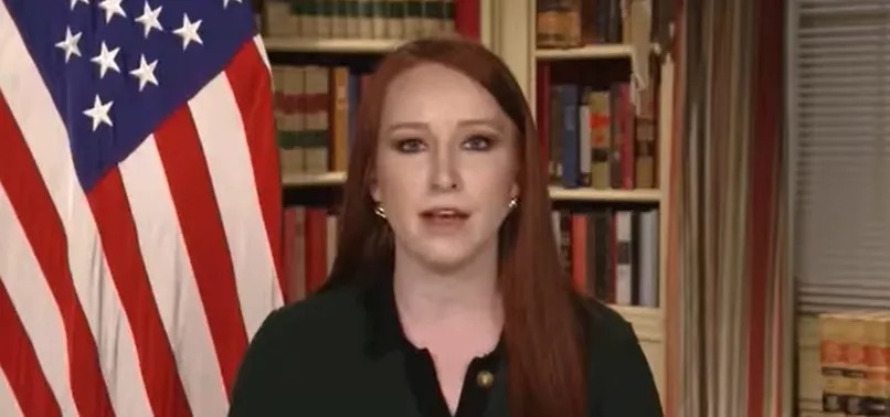 Anna Kelly defiende a Trump