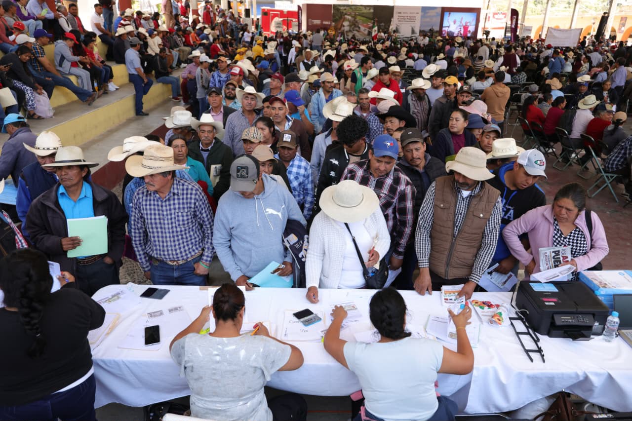 Armenta refuerza la producción agrícola con tractores, drones y fertilizantes en Ixtacamaxtitlán